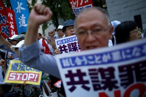 民眾在東京街頭集會，抗議政府推出“合謀罪”法案。（图片来源：路透社/Issei Kato）