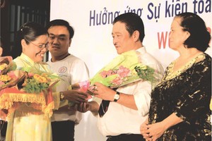 組委會向11名志願捐血典範贈送鮮花及禮物。（資料圖來源：馨 兒）