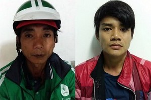 被扣押在第一郡公安機關的兩名歹徒阿平（左）和阿順。（資料圖：互聯網）