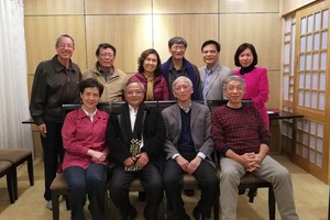 在河內與越南駐華使館官員和越通社北京分社分社長，記者歡聚。