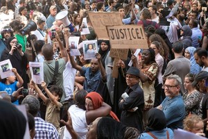 示威者抗議大樓火災硬闖肯辛頓市政廳。(圖源：AP / Tim Ireland)