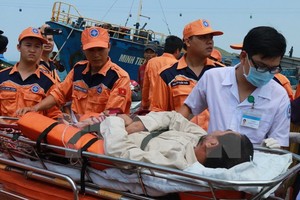 海事搜救隊配合醫事人員儘快把中風的漁民送回岸上接受治療。（圖源：互聯網）