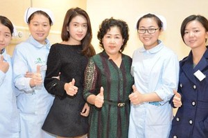 微美（右三）與醫護人員合照。