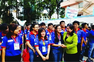 市民運處副主任阮氏碧玉為志願青年們打氣。