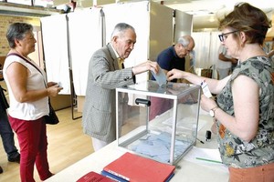 法國選民在卡賴普盧蓋縣投票站投票。(圖源：互聯網)