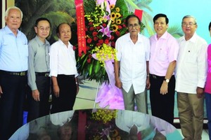 市書法會代表團祝賀華文《西貢解放日報》。