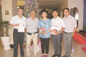 胡志明市越中友協副會長陳抗戰等越南朋友與我們在八達酒店。