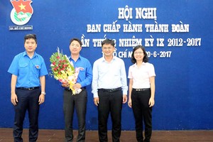 范鴻山(左二)同志被委任為共青團本市市委書記。（圖源：德輝）