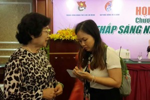 本報記者心雨正在訪問原國家副主席張美華。