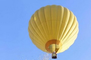 採用氫氣球上天空撒錢拍廣告的組織單位被罰700萬元。（圖源：文營）