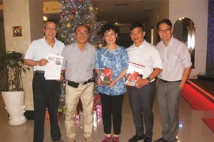 胡志明市越中友協副會長陳抗戰(左二)等越南朋友與我們在八達酒店。