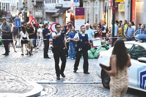 警察事後疏散在比利時首都布魯塞爾中央火車站附近的民眾。(圖源：互聯網)