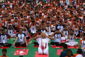 印度總理莫迪21日攤開瑜伽墊，與全球數百萬人一起慶祝「國際瑜伽日」。（圖源：Narendra Modi）