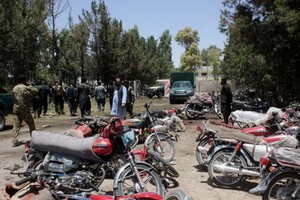 圖為一家當地銀行外面遭自殺式汽車炸彈襲擊後的現場。（圖源：Abduz Aziz Safdari）