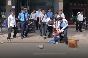 圖為民眾合力圍捕劫匪。（圖源：互聯網）