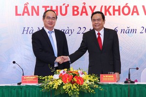 阮善仁同志祝賀陳清敏同志(右)。(圖源：T.A)