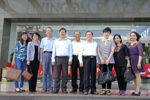 越南友好組織聯合會芹苴市會長黎氏清江會長（右二）、市越中友協主席和華文教育輔助會主席吳國俊（右四）等友人與我們在一起。