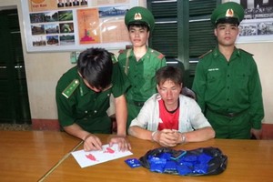 人贓並獲，歹徒黃阿駒（白衣）與毒品證物。（圖源：互聯網）