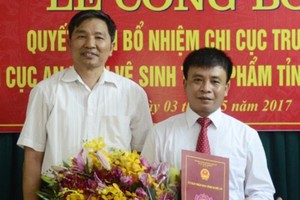 右為乂安省食品衛生安全分局長周仲莊。（圖源：乂安網報）