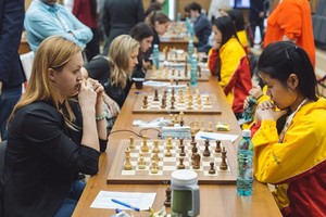 越南女隊（右邊）在比賽中。(圖源：互聯網)