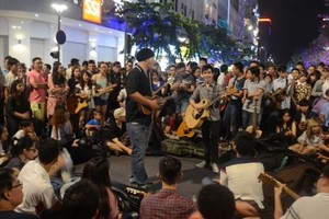 本市年輕人在步行街夜遊。(圖源：互聯網)