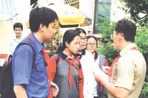 華人學生參加溯源行程。