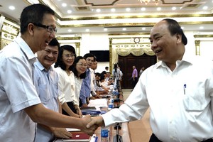 政府總理阮春福與各位代表交流。(圖源：自忠)