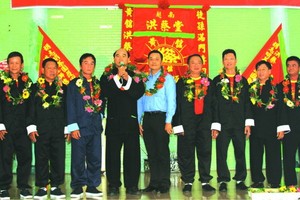 黃館洪蔡堂龍獅團總館理事會總會長 張恆祥(左五)與各理事合照。