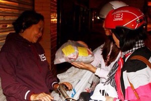 熱心人士向露宿者送禮物。(資料圖來源：互聯網)