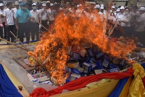 國際禁毒日，緬甸、泰國和柬埔寨26日共焚燒總值近10億美元的毒品。（圖源：AFP）