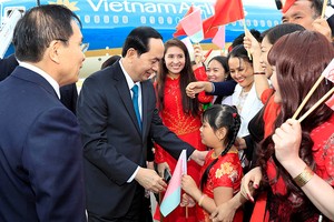 越南駐白俄羅斯大使館工作人員在明斯克國際機場迎接國家主席陳大光。（圖源：玉欣）