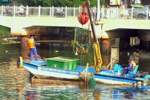 河上打撈垃圾為環保事業貢獻一份力量。（示意圖源：互聯網）