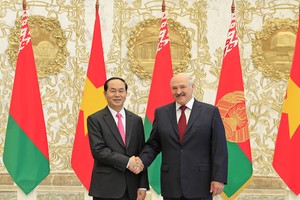 國家主席陳大光與白俄羅斯共和國總統亞歷山大‧盧卡申科合影。（圖源：越通社）