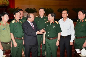 政府總理阮春福同與會代表交談。（圖源：VGP）