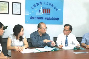 主理人沈合翹（中）向貴賓與客戶介紹該公司的活動。