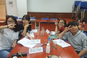 初中生們有機會在化學試驗班上成為「小化學家」。(圖源：互聯網)