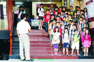 今年暑假，眾多越華學生到英語學校補習英語。(圖源：互聯網)