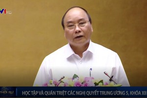 政府總理阮春福出席會議並發表指導意見。（圖源：VTV1視頻截圖）