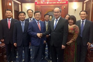 市委書記阮善仁(前右)會見越南三星技術組合總經理沈沅煥(Shim Won Hwan)。（圖源：互聯網）