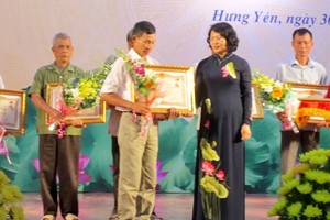 國家副主席鄧氏玉盛向烈士母親家屬追授高貴稱號。(圖源：互聯網)