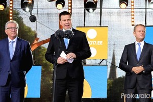 6月29日，在愛沙尼亞首都塔林，愛沙尼亞總理拉塔斯（中）、歐盟委員會主席容克（左）和歐洲理事會主席圖斯克出席活動開幕式。(圖源：互聯網)