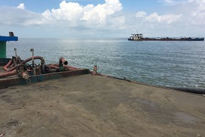 圖為被查獲的非法採沙駁船。（資料圖源：媚棱）