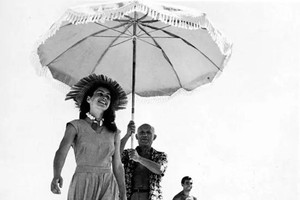 1948年，畢卡索與情人弗朗索瓦茲‧吉洛在海邊。（圖源：互聯網）