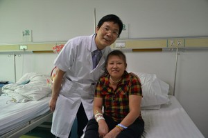 陳梅英與主治醫生賴沛生合影。