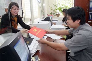 居民領取房地證書。（示意圖源：互聯網）