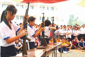 大學生正在實習國防安全課程。(圖源：互聯網)