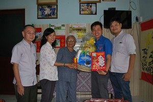 本報工會與共青團代表向顏氏喜大娘敬送禮物。