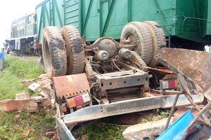 該事故致載磚車嚴重損壞，司機當場身亡。(圖源：明戰)