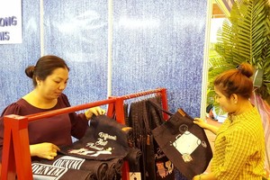 消費者選購華人企業越鴻公司的牛仔布袋。（資料圖源：曉東）