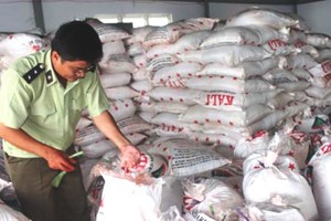 圖為經濟警察在檢查某一企業的貨品。（示意圖源：互聯網）